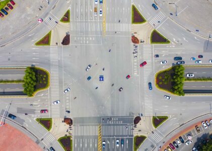 Verkeersborden die wijzen op een gelijkwaardig kruispunt
