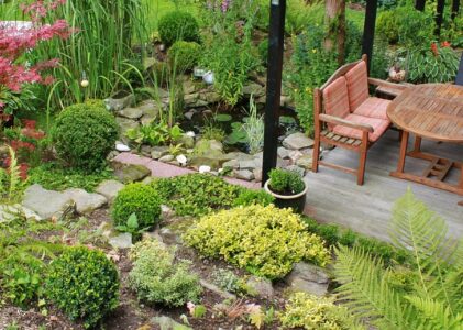 Sfeervolle inrichting van een kleine tuin of balkon