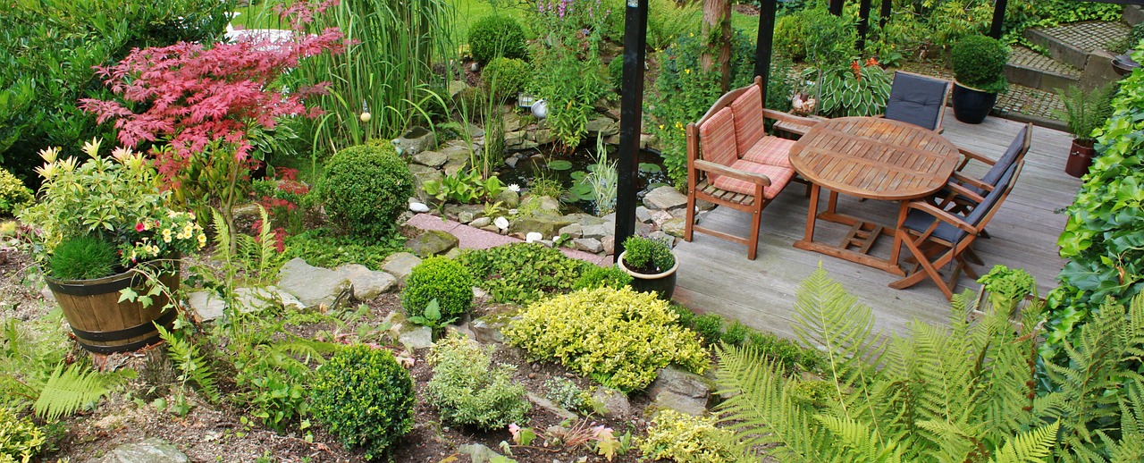 Sfeervolle inrichting van een kleine tuin of balkon